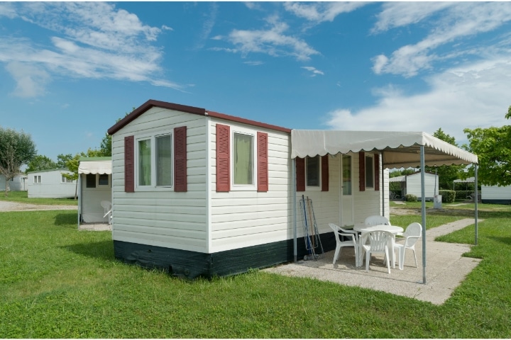 FL - Mobile Home Manufacturer ($50,000) Bond - A simple mobile home in a large space lot.