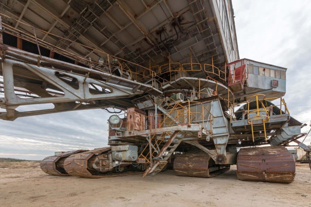 cabin-old-broken-rusty-giant-quarry-excavator-2024-10-18-05-02-45-utc_11zon