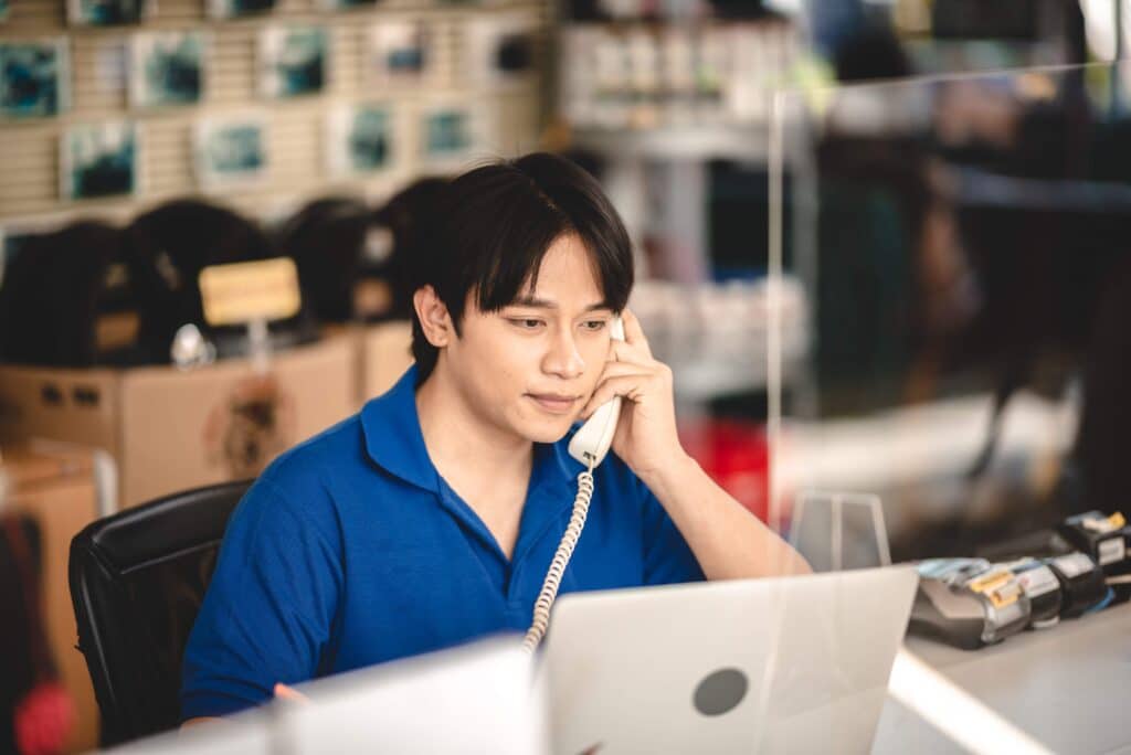 worker-focused-working-on-laptop-in-car-shop-with-2023-11-27-04-56-50-utc_11zon