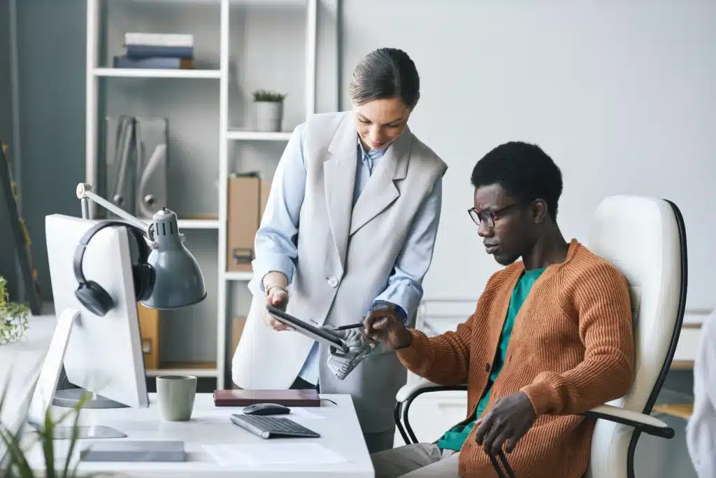 colleagues-discussing-software-bug-2023-11-27-05-26-32-utc