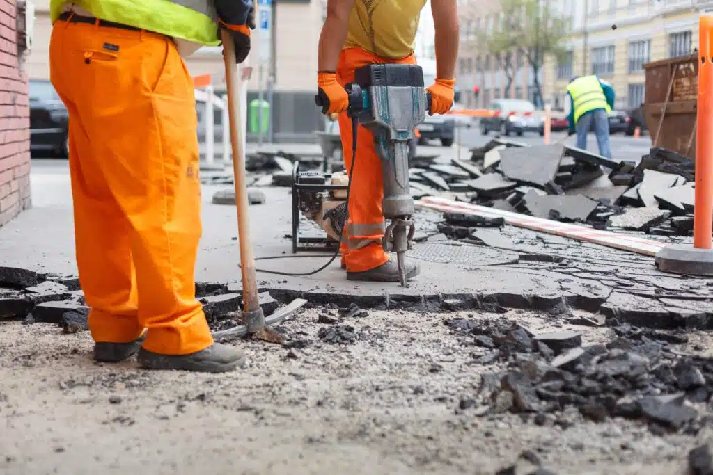 road-works-man-2023-11-27-05-06-39-utc_11zon