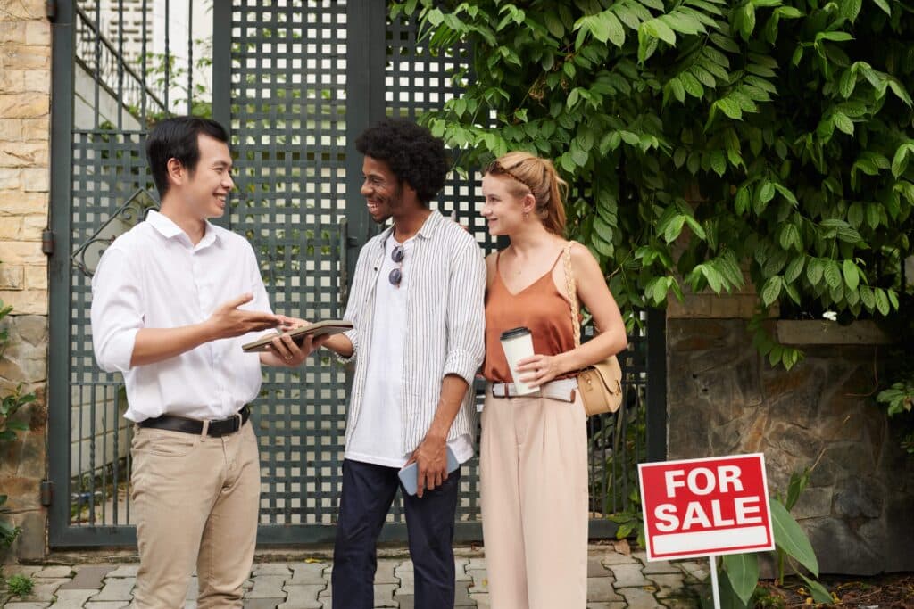 estate-agent-talking-to-clients-2023-11-27-05-30-04-utc_11zon