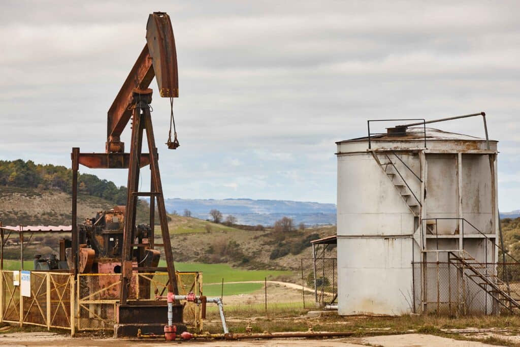rusty-oil-pumping-machine-pump-jack-petroleum-ex-2023-11-27-05-18-37-utc_11zon